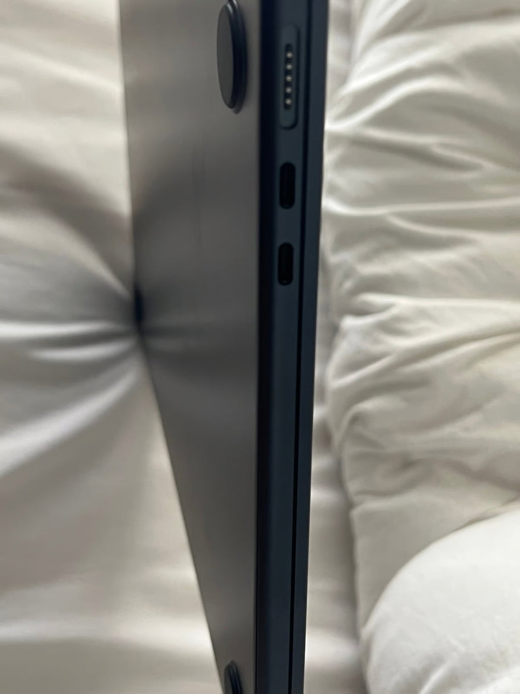 MacBook Air m2 2022 perfect condition brand new. 2P31
