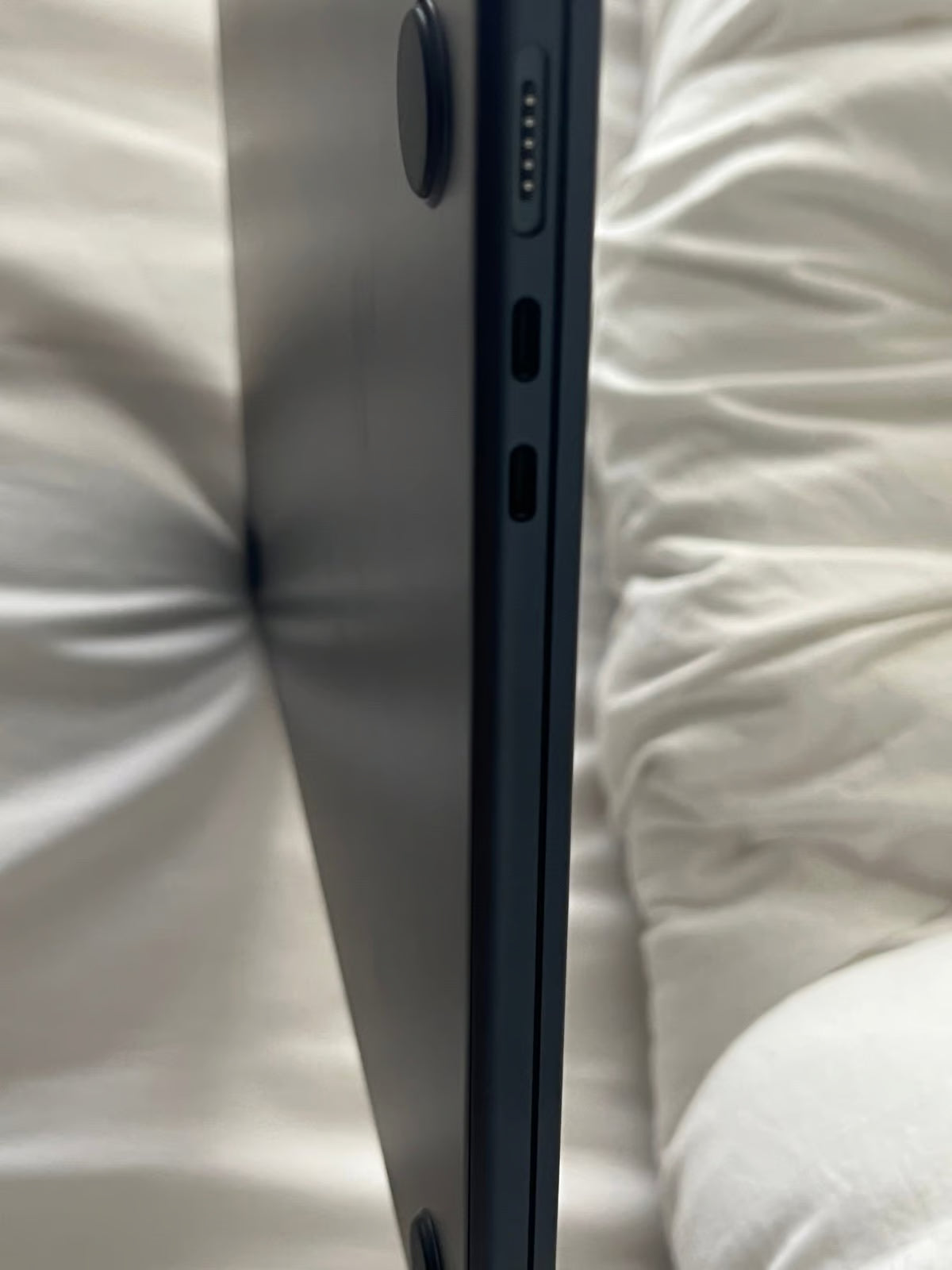 MacBook Air m2 2022 perfect condition brand new. 2P31