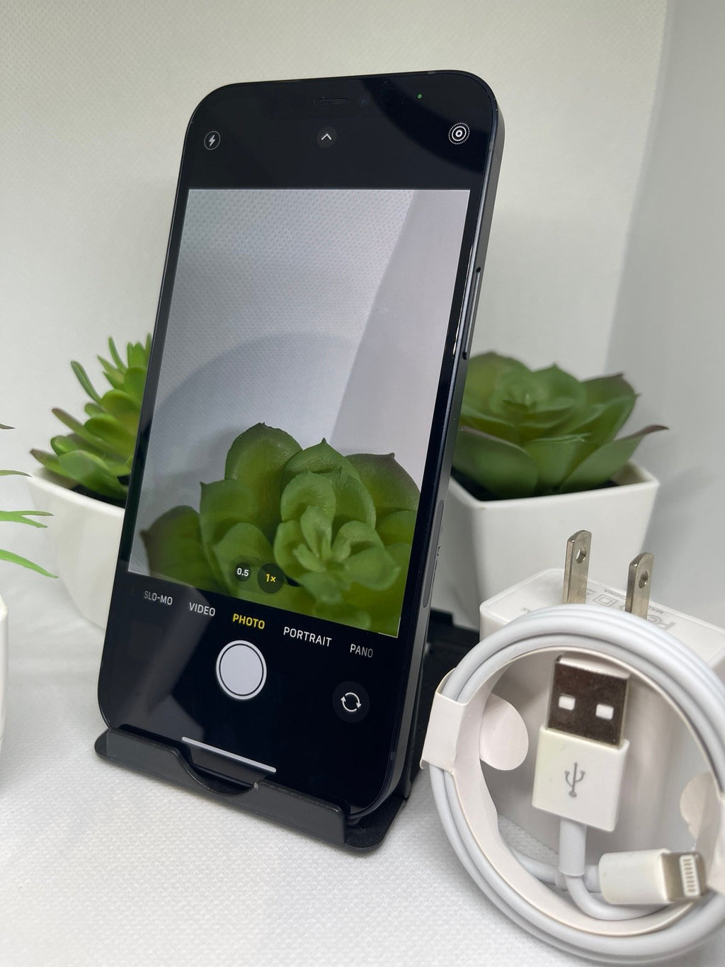 Apple iPhone 12 64 GB in Black Unlocked Mint Condition Any Carrier Any Country 2E59