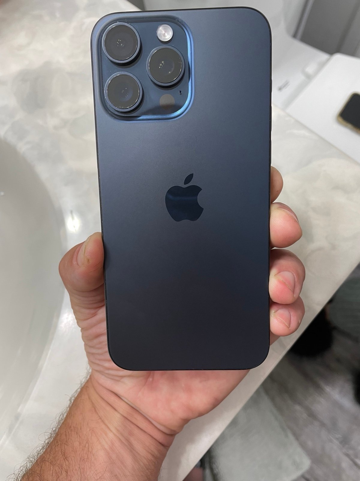 iphone 15 pro max 8Q12