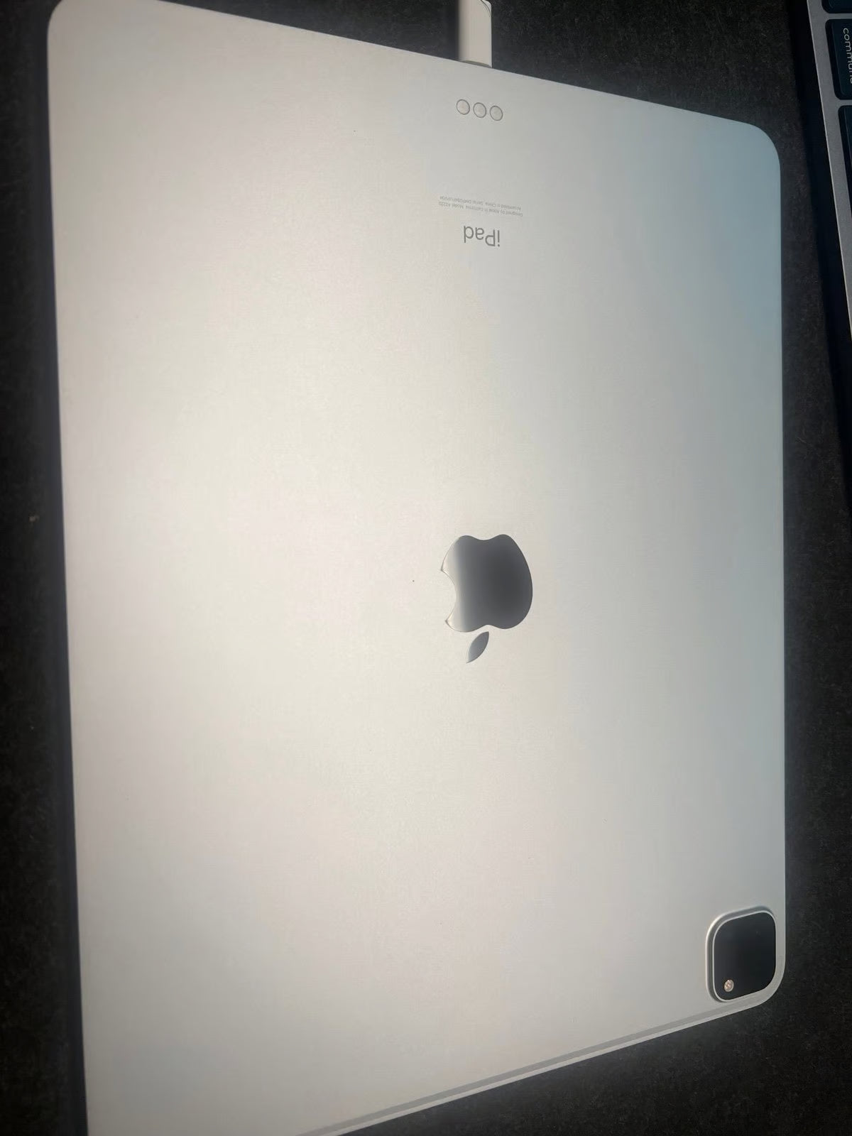 Apple iPad Pro 12.9 4th Gen 128 GB/ Magic Keyboard 5W86