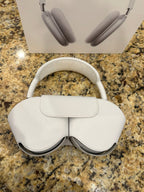 Apple AirPods Max sikver with three cases 8A16