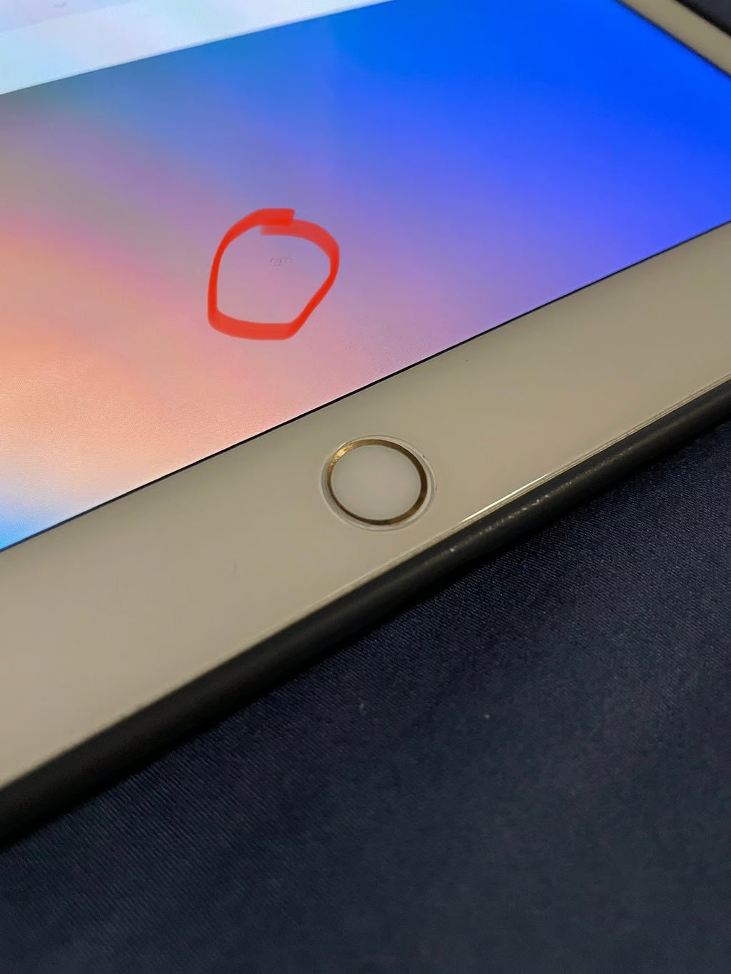 WIFI ONLY 1st Gen iPad Pro 12.9�?Screen 128GB Gold + 1st Gen Pencil + More! 7D66