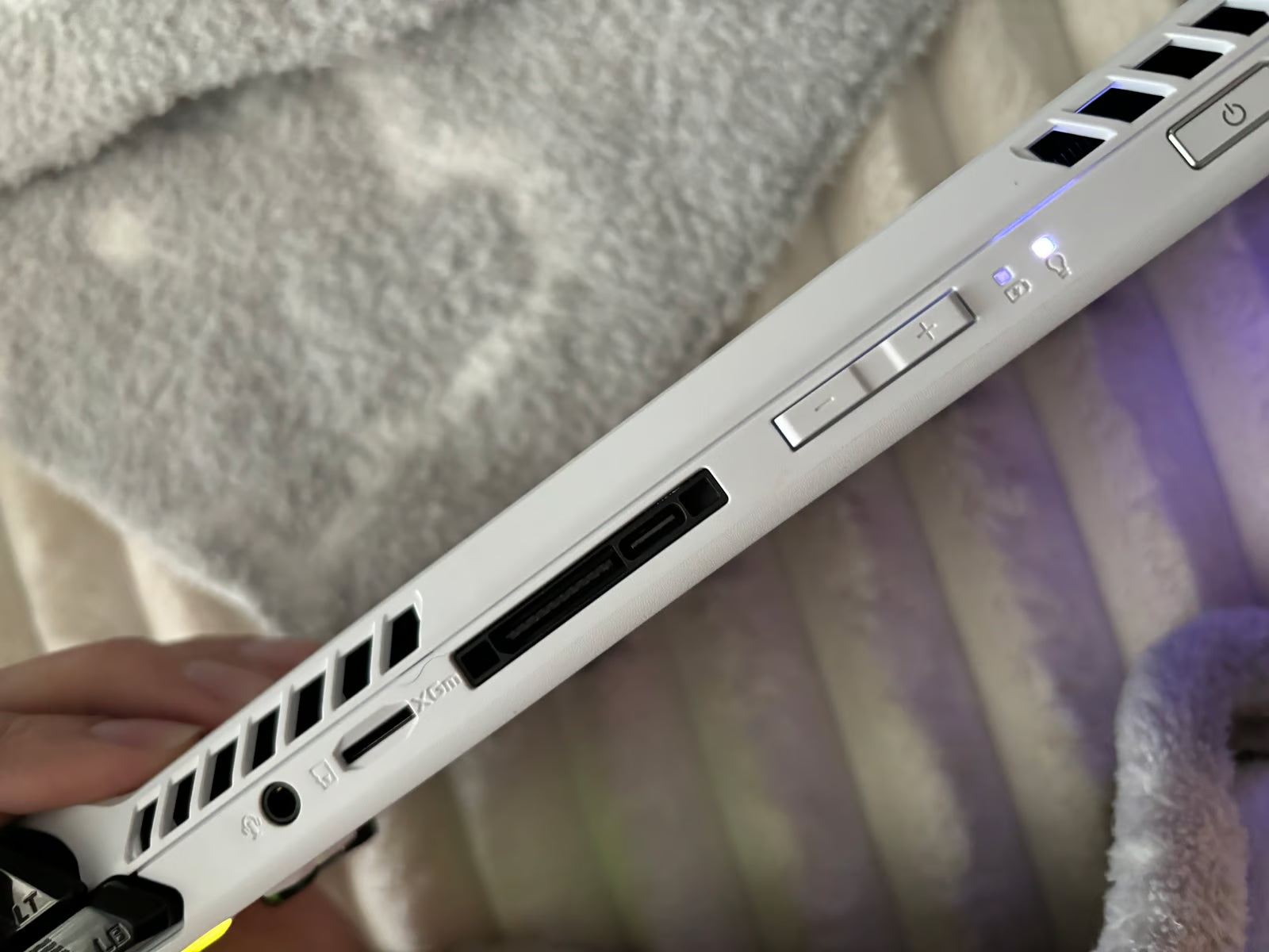 ASUS rog ally z1 extreme 2A33