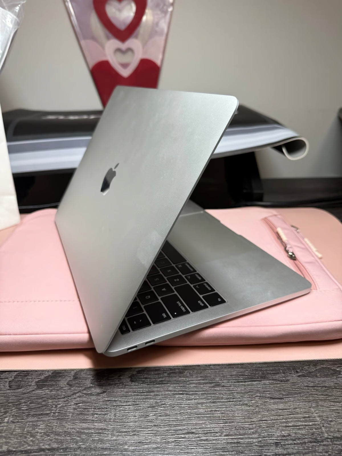 Apple MacBook Pro 13鈥?Silver 16GB RAM 1TB SSD macOS Sequoia 2024 6M79