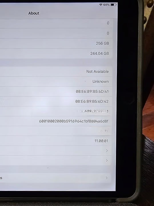 iPad Pro 10.5 with Logi Keyboard Case and Apple Pencil 2J28