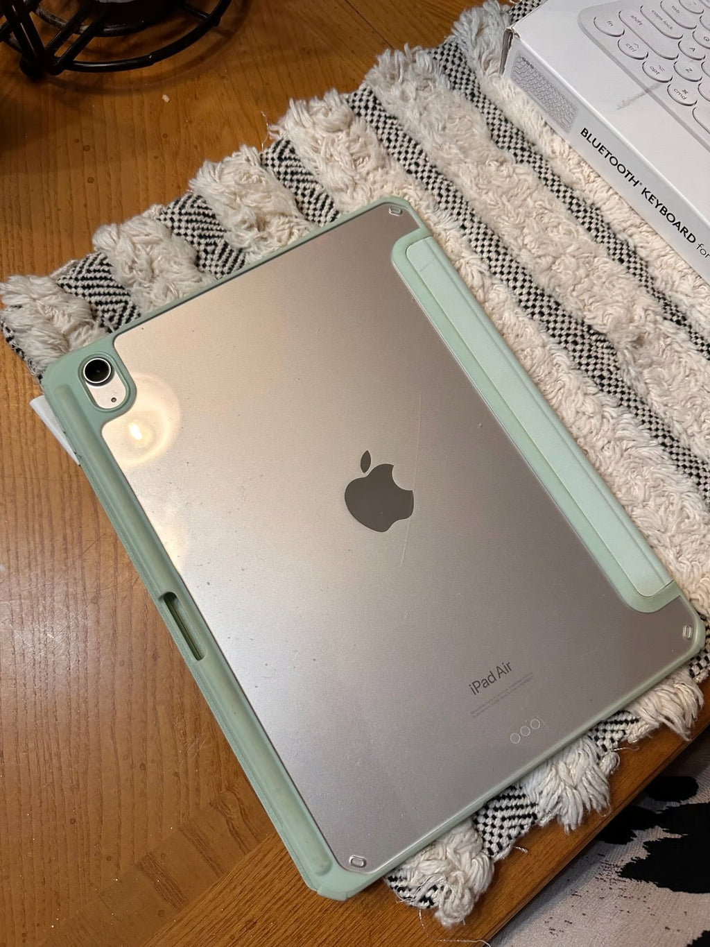 Apple IPad Air 5 with extras 6K66
