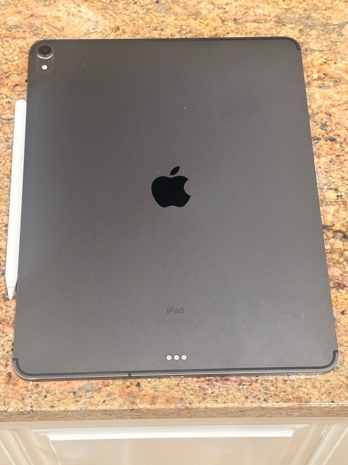 ***Bundle***iPad Pro 3rd generation 12.9�?Space Gray 256 GB *****Cellular******* 3B21