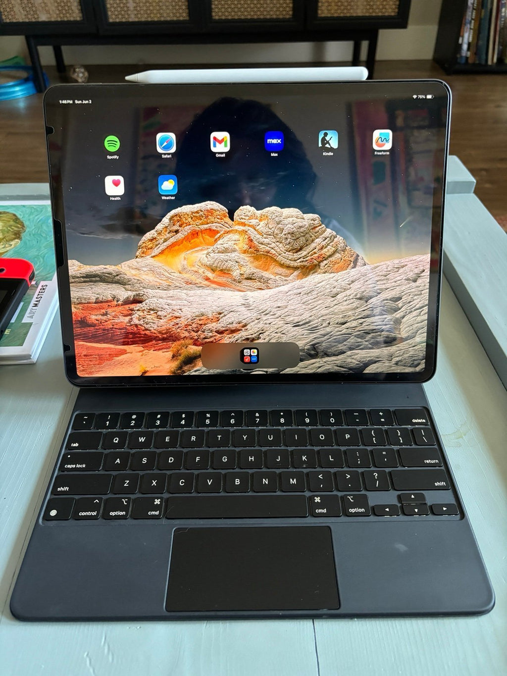 Apple iPad Pro 4th Generation W/Keyboard + Pen 3N37