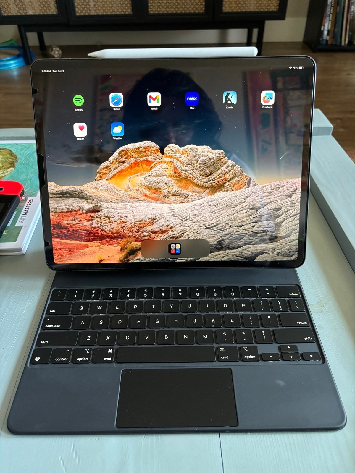 Apple iPad Pro 4th Generation W/Keyboard + Pen 3N37