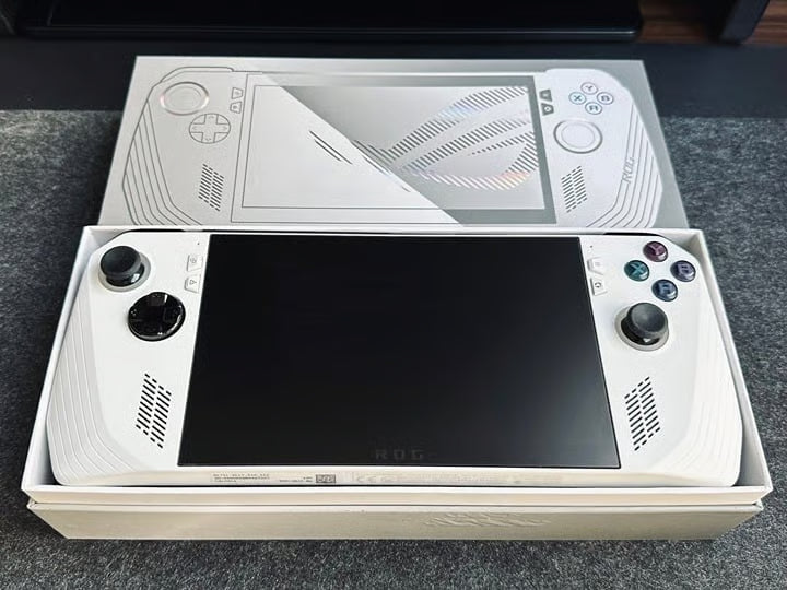 ASUS ROG Ally Z1 Extreme 512GB- Barely Used Mint condition 2O19