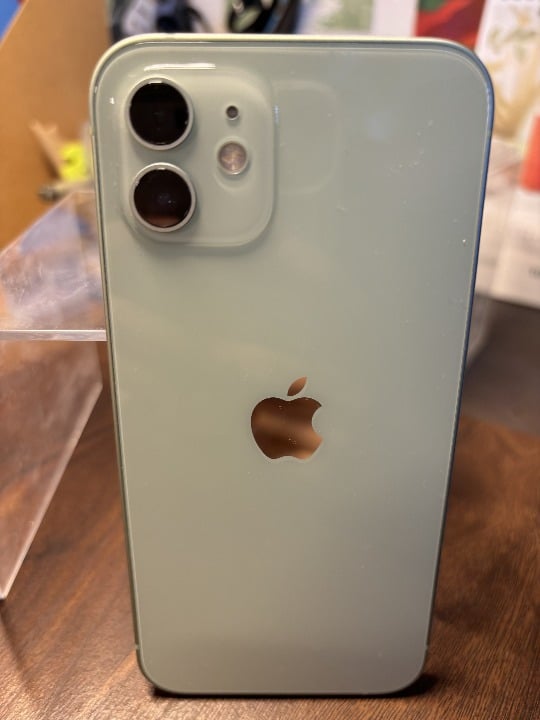 iPhone 12 256 GB (Unlocked) + 2 Cases + Accessories 6X52