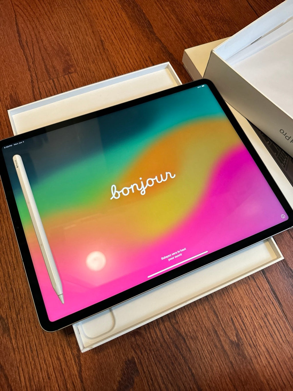 iPad Pro 12.9 6th Gen WiFi + Cellular 128GB Bundle 9U39