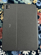 Apple iPad Pro 4th Generation M2 128 GB Silver Cellular w/ Logitech kb case 2P79