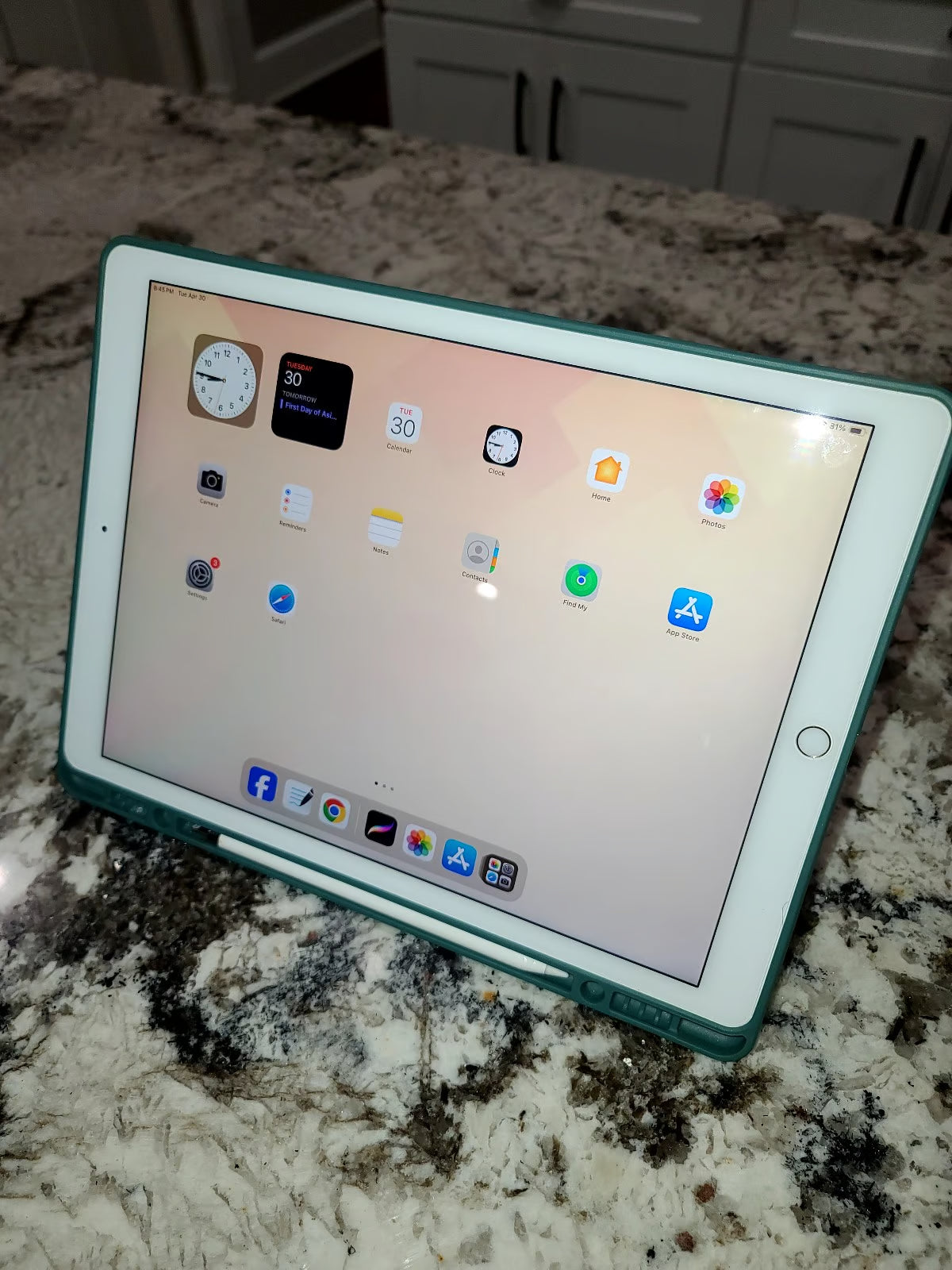 Apple iPad Pro 12.9�?2nd Generation 64GB Gold 1K77