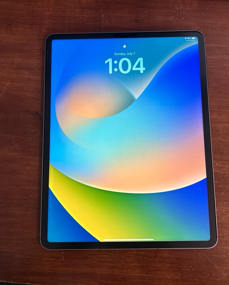 IPad Pro 6th generation 128gb WIFI + Cellular Bundle 2G28