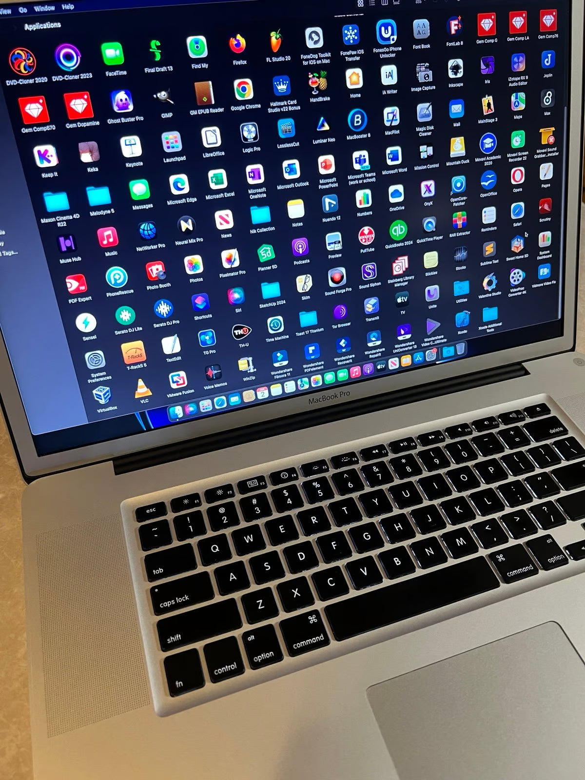 Upgraded Apple MacBook Pro 17鈥?i7/16GB/1TB SSD + Charger & Loaded! 2R18