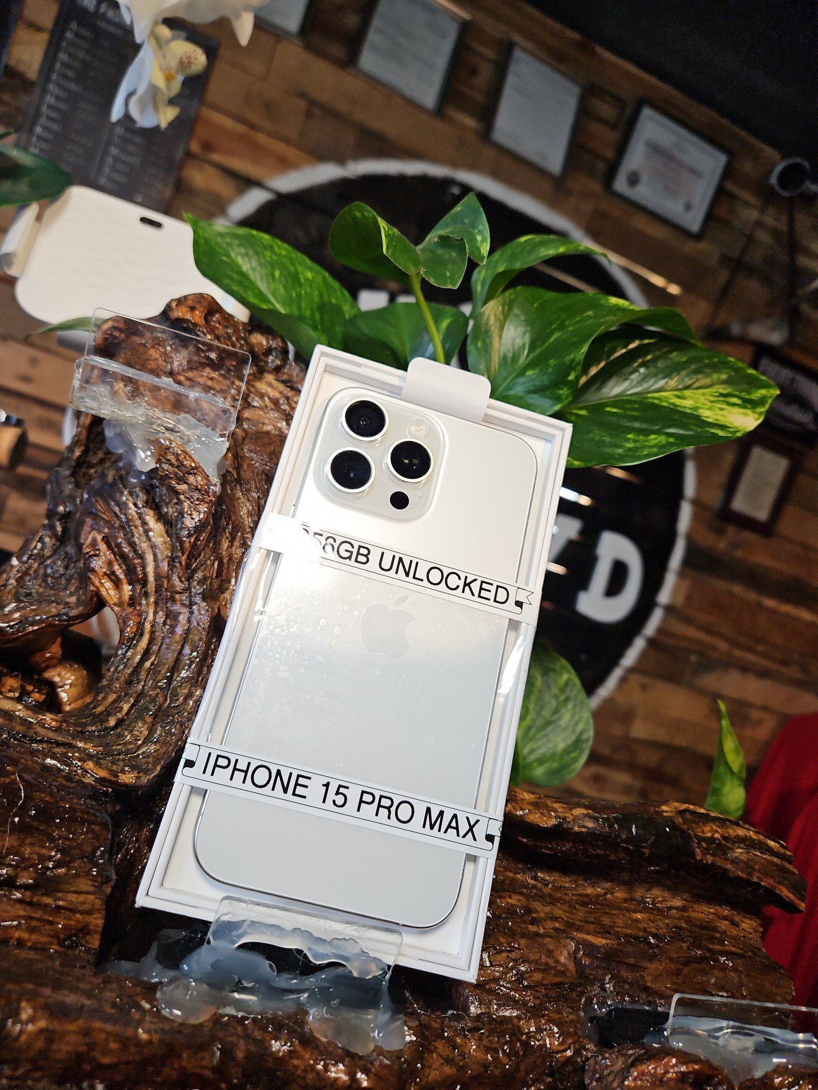 iPhone 15 pro max unlocked 256gb Titanium White unlocked NEW 9P17