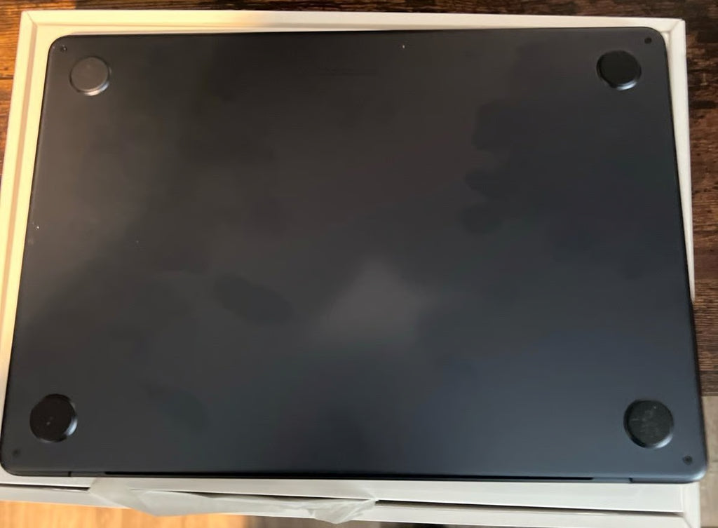 2024 Apple Macbook Air 13in. 8gb 256 SSD 1M57