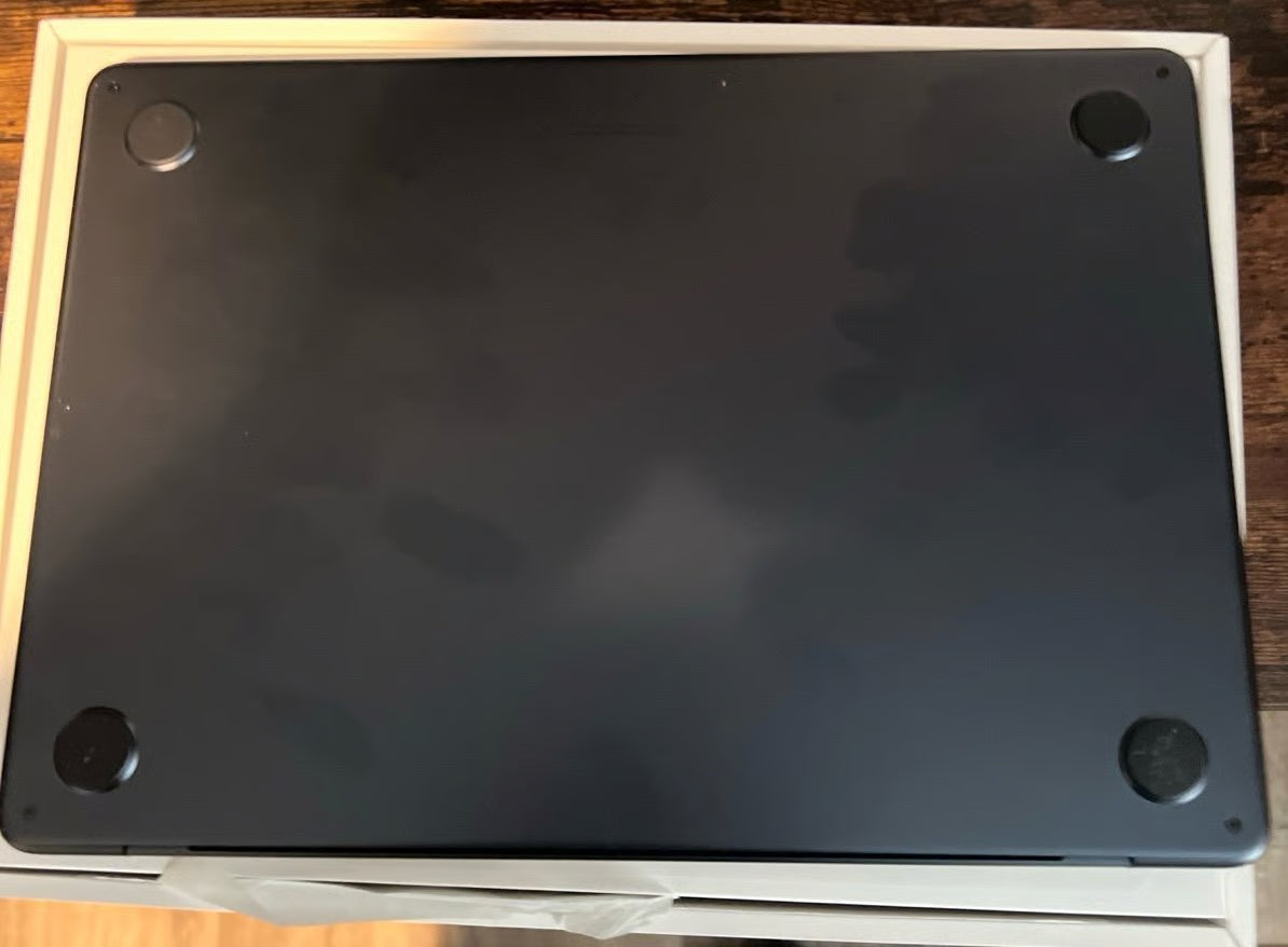 2024 Apple Macbook Air 13in. 8gb 256 SSD 1M57