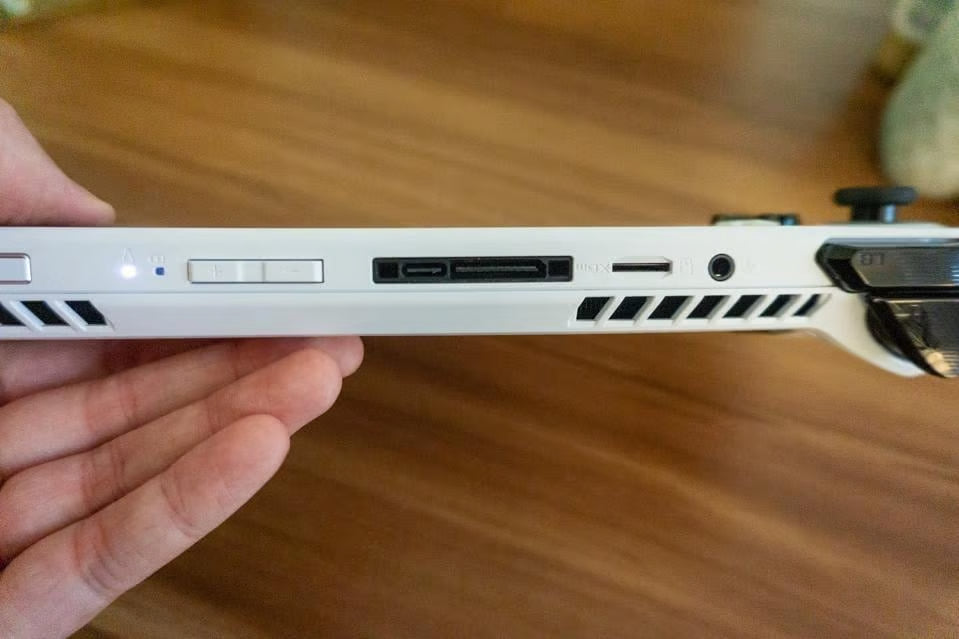 ASUS ROG ALLY Z1 EXTREME W/ Case 7B13