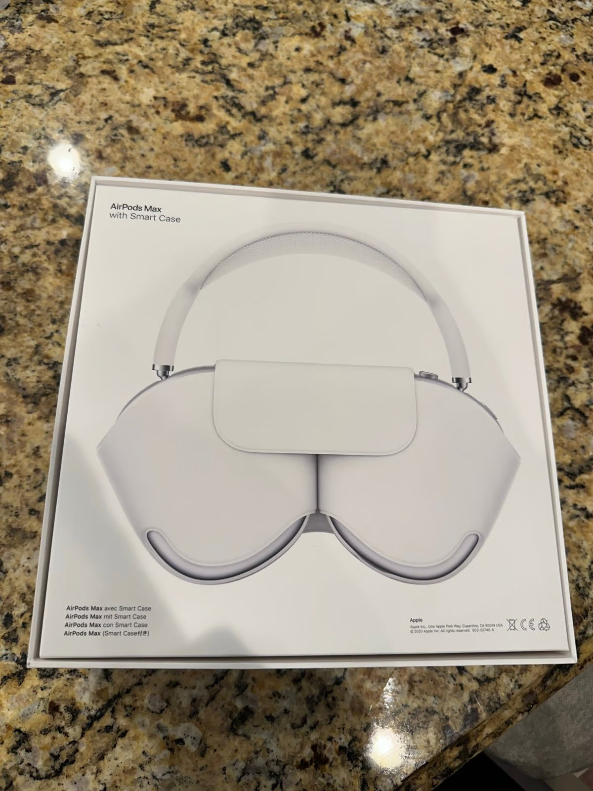 Apple AirPods Max sikver with three cases 8A16