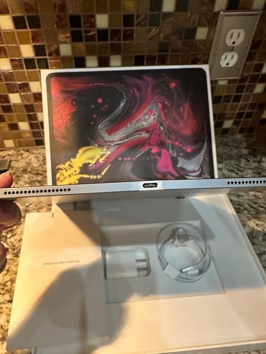 1TB Apple iPad Pro 12.9 inch (3rd Gen) 3X58