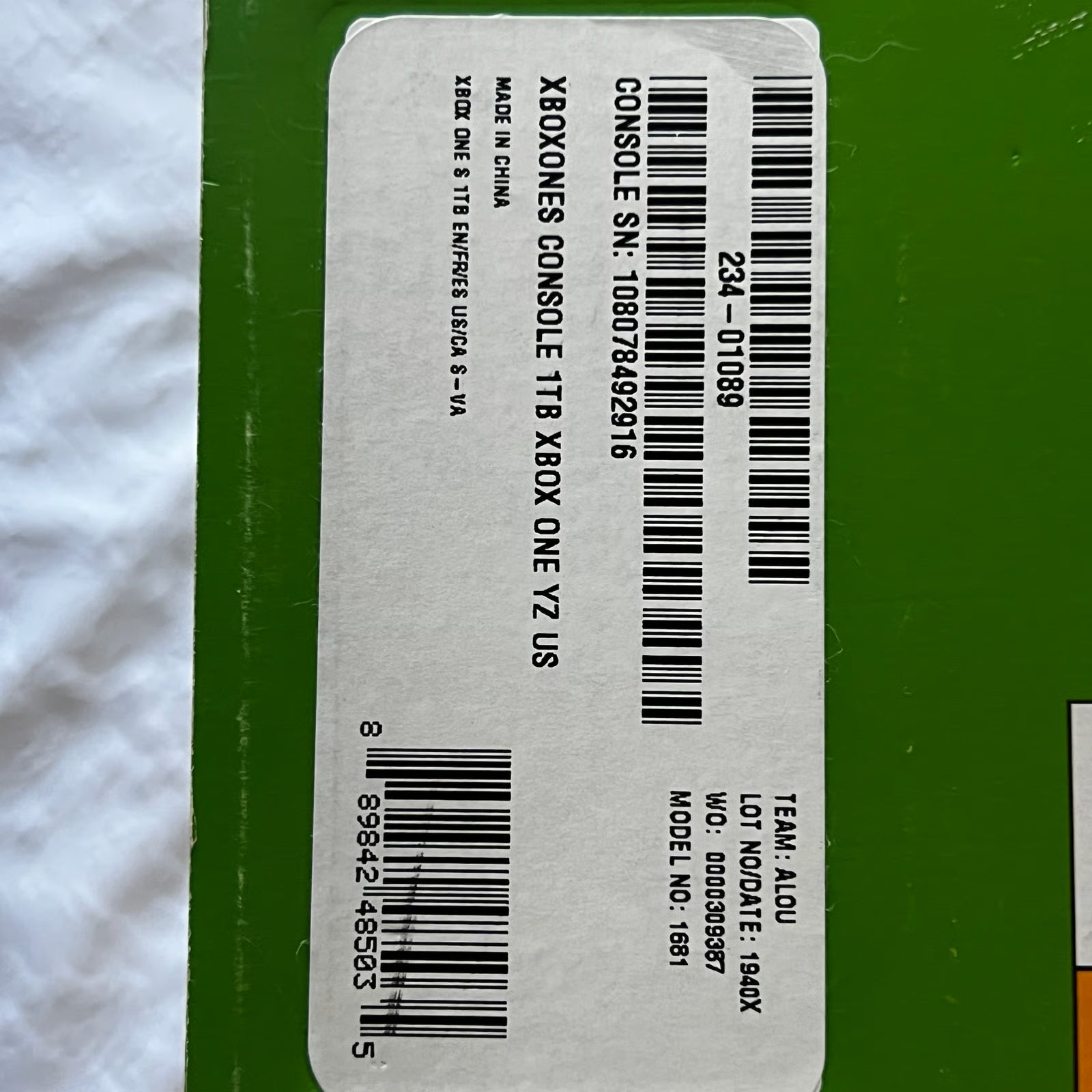 Xbox One S Box 1TB + 2 Wireless Controllers 3V39