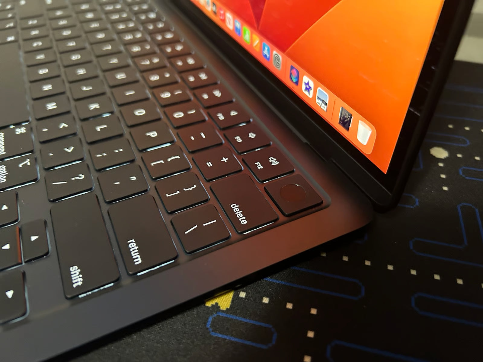 13-inch Macbook air with M2 chip 9O75