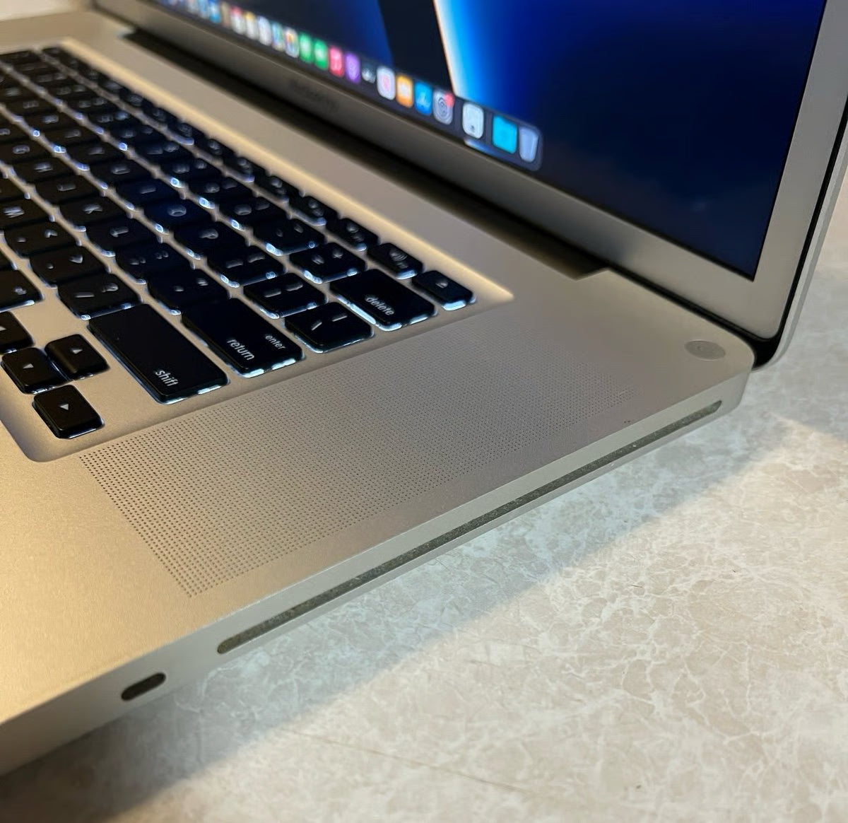 Upgraded Apple MacBook Pro 17鈥?i7/16GB/1TB SSD + Charger & Loaded! 2R18