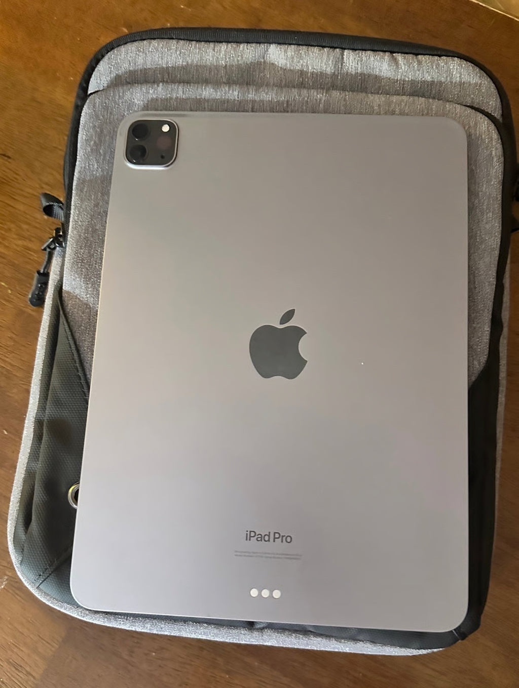 iPad Pro 11 inch gen4 128gb with apple Magic Keyboard 6J73