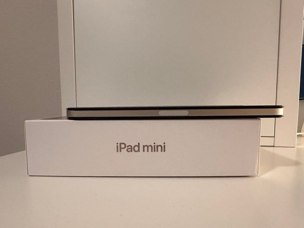 Apple iPad Mini 6th Generation- (Starlight) 64 GB & Original Apple Folio case 1N26