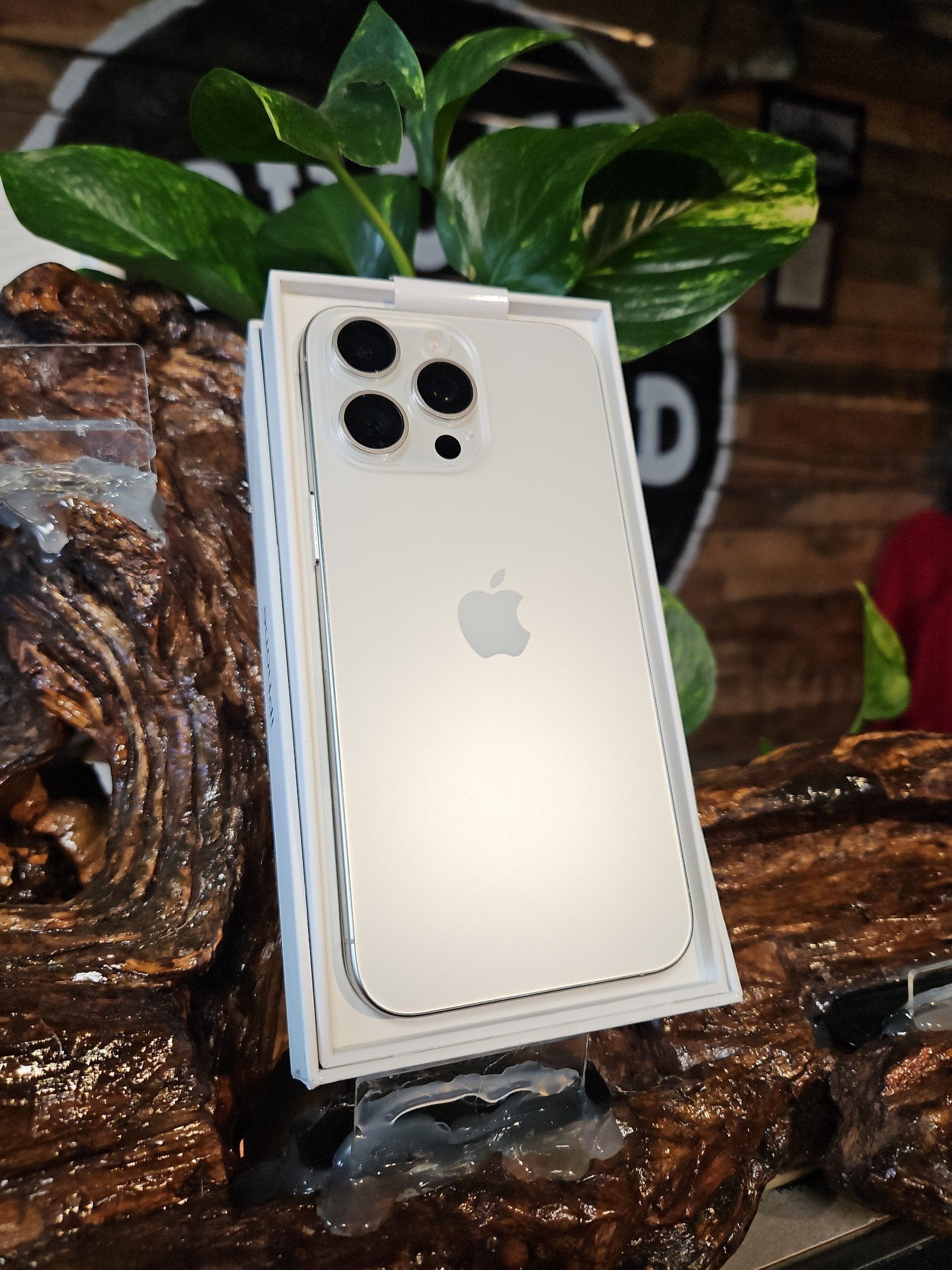 iPhone 15 pro max unlocked 256gb Titanium White unlocked NEW 9P17