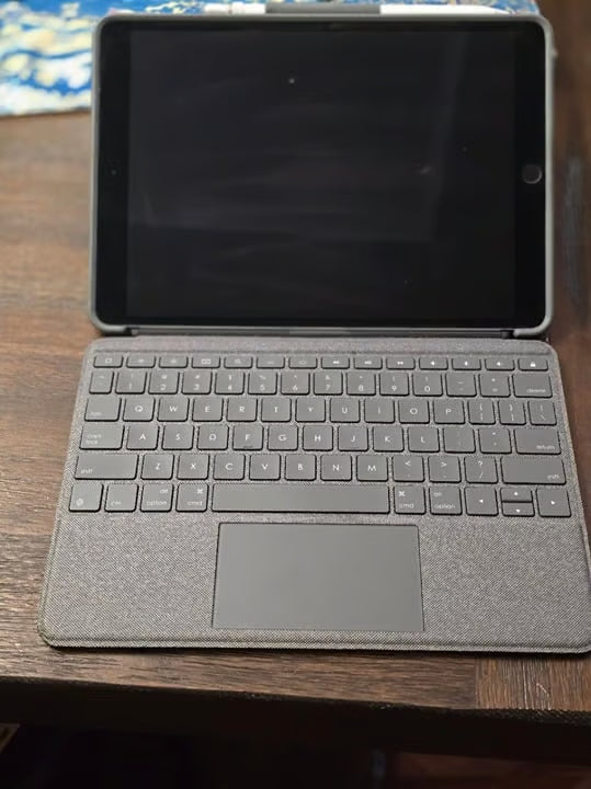 iPad Pro 10.5 with Logi Keyboard Case and Apple Pencil 2J28