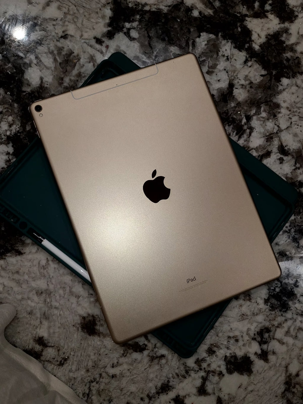 Apple iPad Pro 12.9�?2nd Generation 64GB Gold 1K77