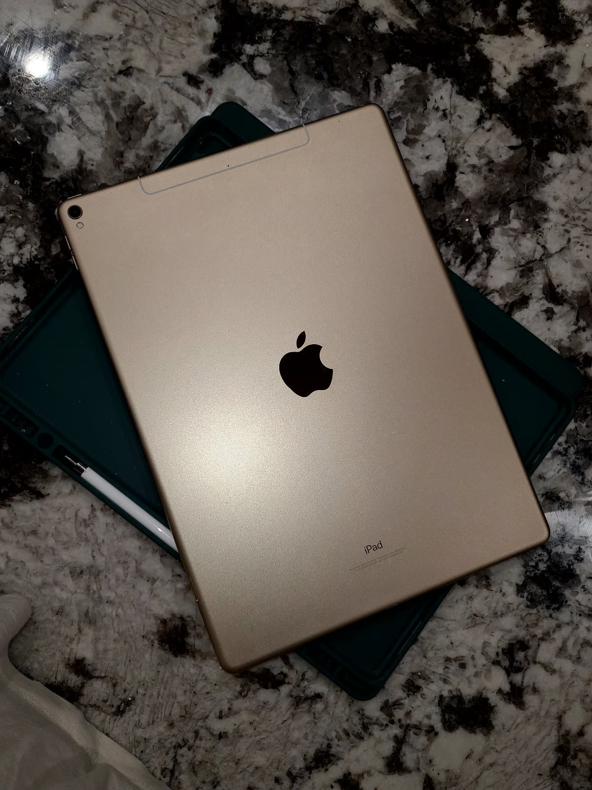 Apple iPad Pro 12.9�?2nd Generation 64GB Gold 1K77
