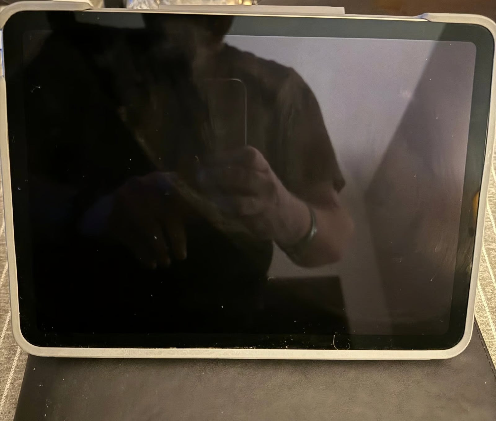 Apple iPad Air 4th Generation 64 GB in Space Gray 2L19