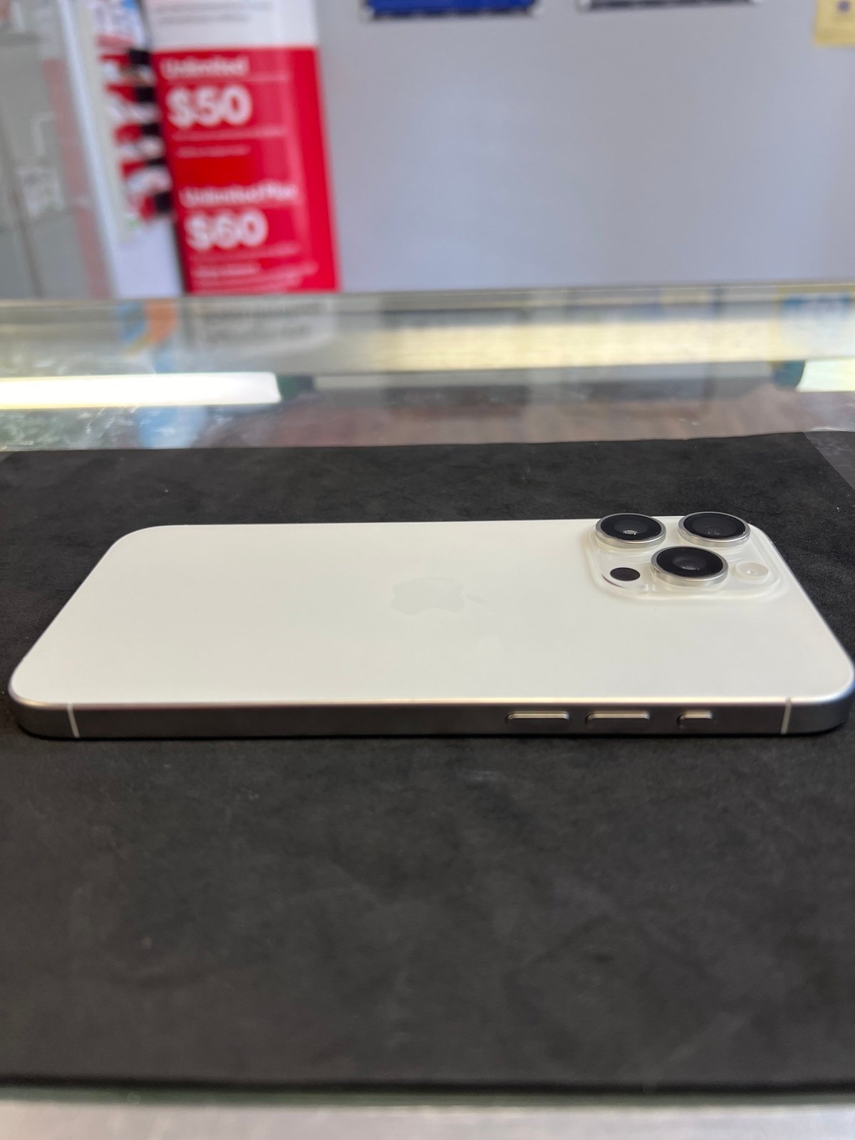 iPhone 15 pro max 512GB midnight white titanium factory unlocked 9K23