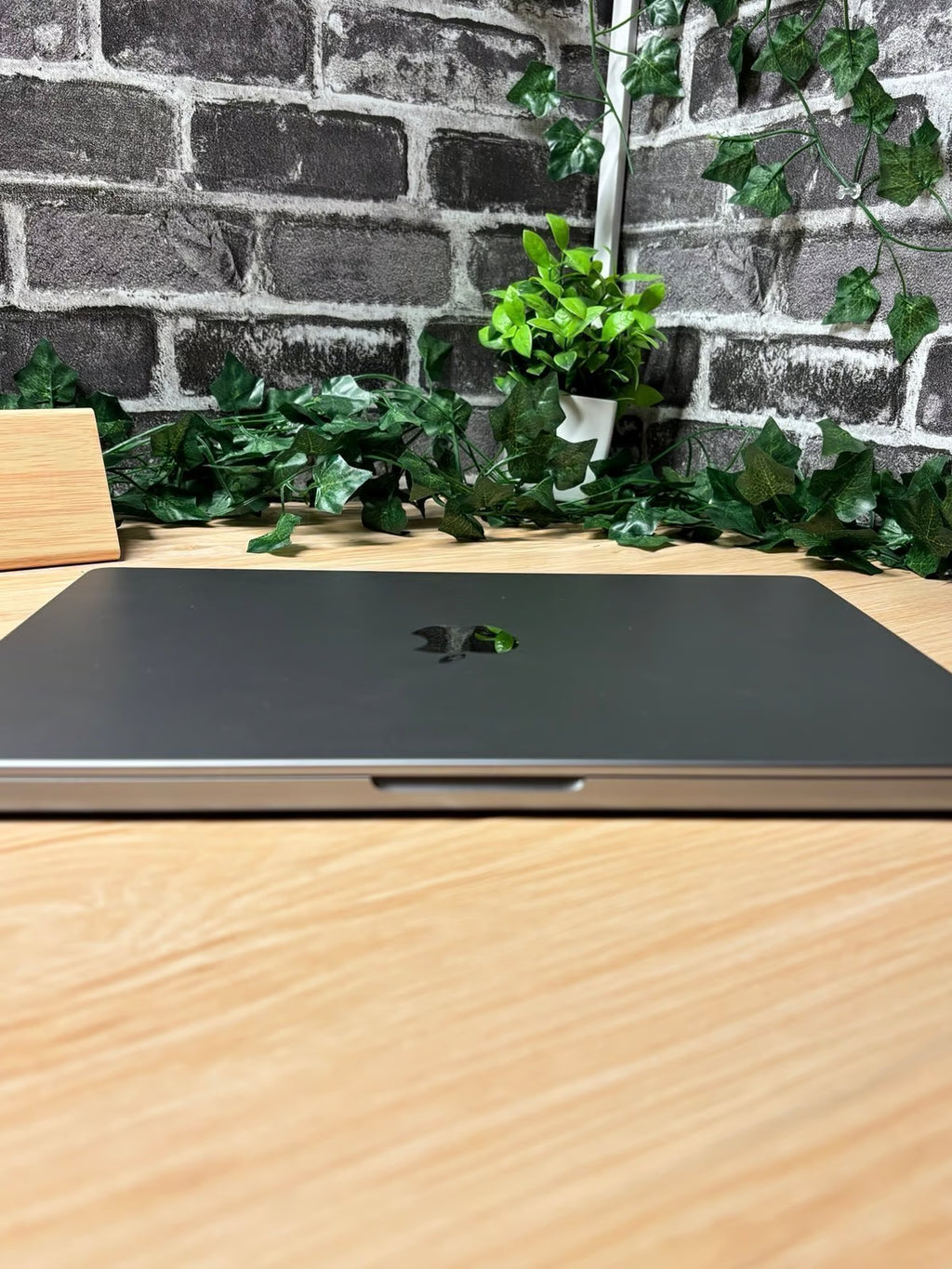 MacBook Pro 14 inch 2021 | M1 Pro | 16 GB Memory | 1 TB SSD | Space Gray 8Q96