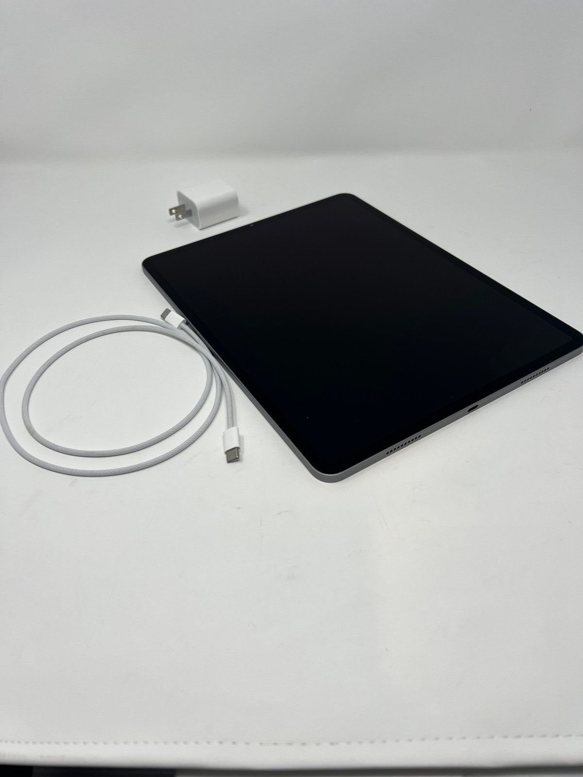 Apple iPad Pro 12.9�?inch 6th Generation 1 TB in Space Gray 5E52