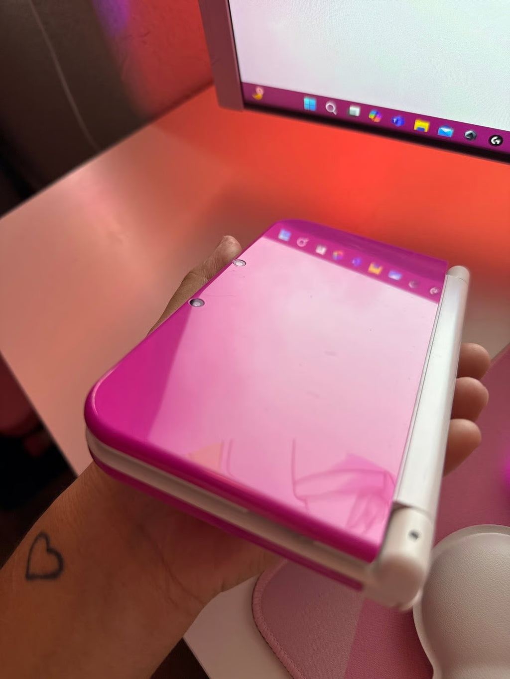 New Nintendo 3DS XL in Pink w/ 256gb sd card