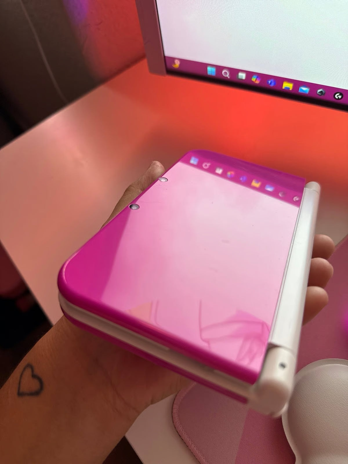 New Nintendo 3DS XL in Pink w/ 256gb sd card