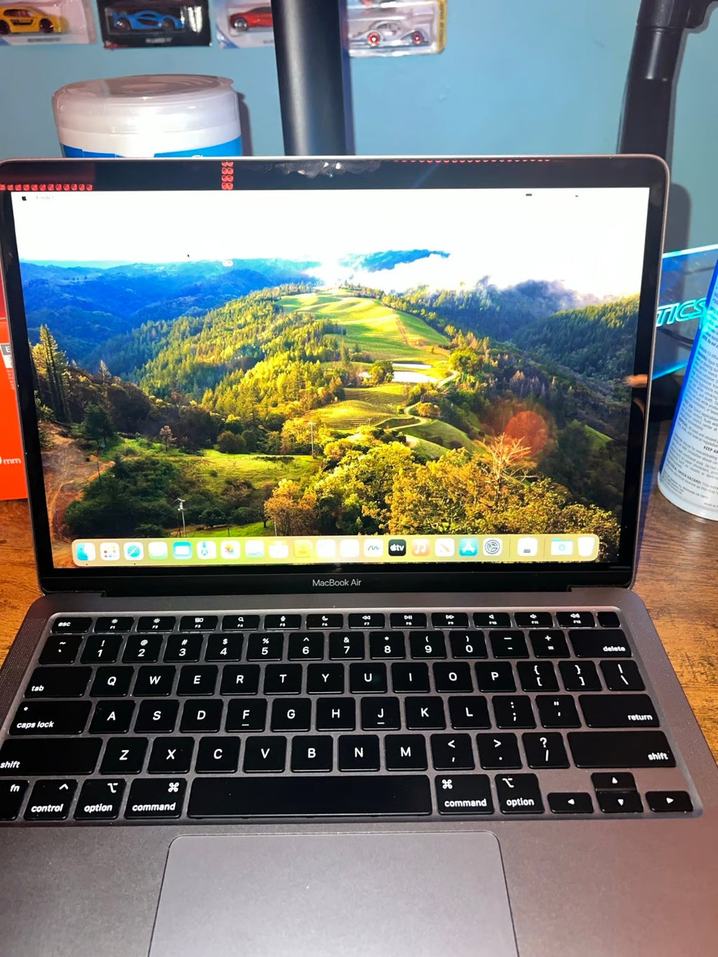 MacBook Air 13 inch m1 chip 8gb 7Y69