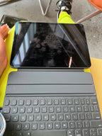 Apple iPad Air 4th Generation 64 GB in Black with keyboard 8N19