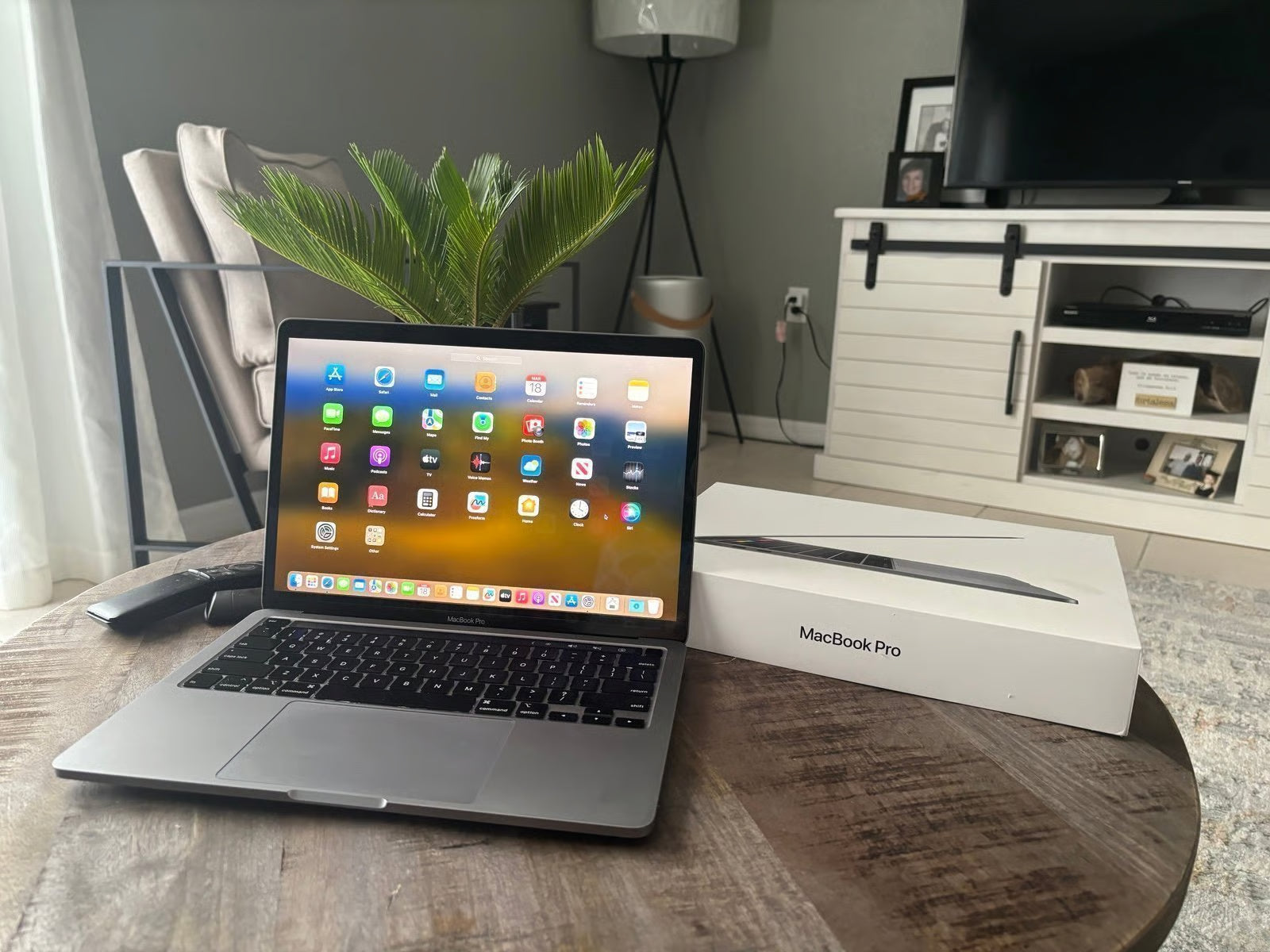 MacBook Pro 2020 open box 1S63