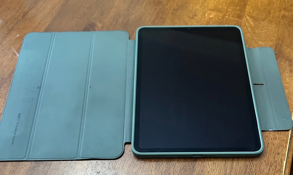 iPad Pro 11 inch gen4 128gb with apple Magic Keyboard 6J73