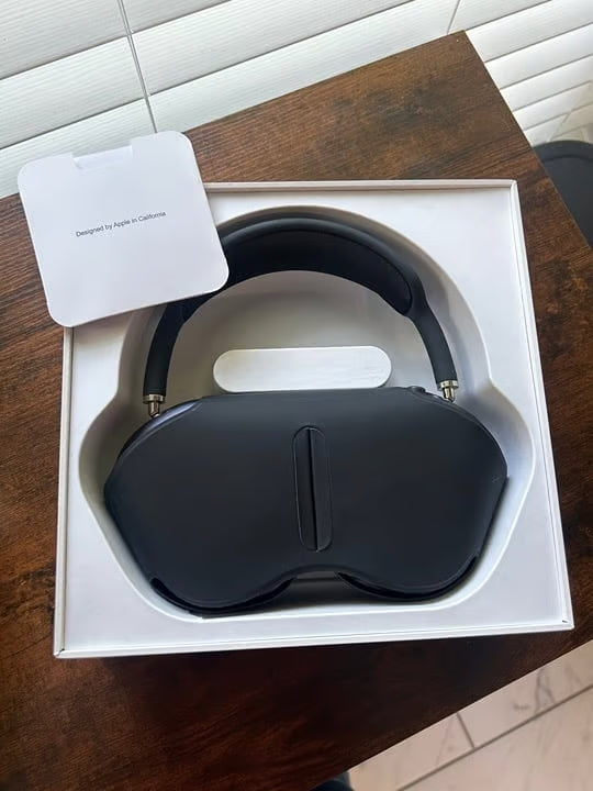 Apple Airpods Max Headphones with smart case 2H19