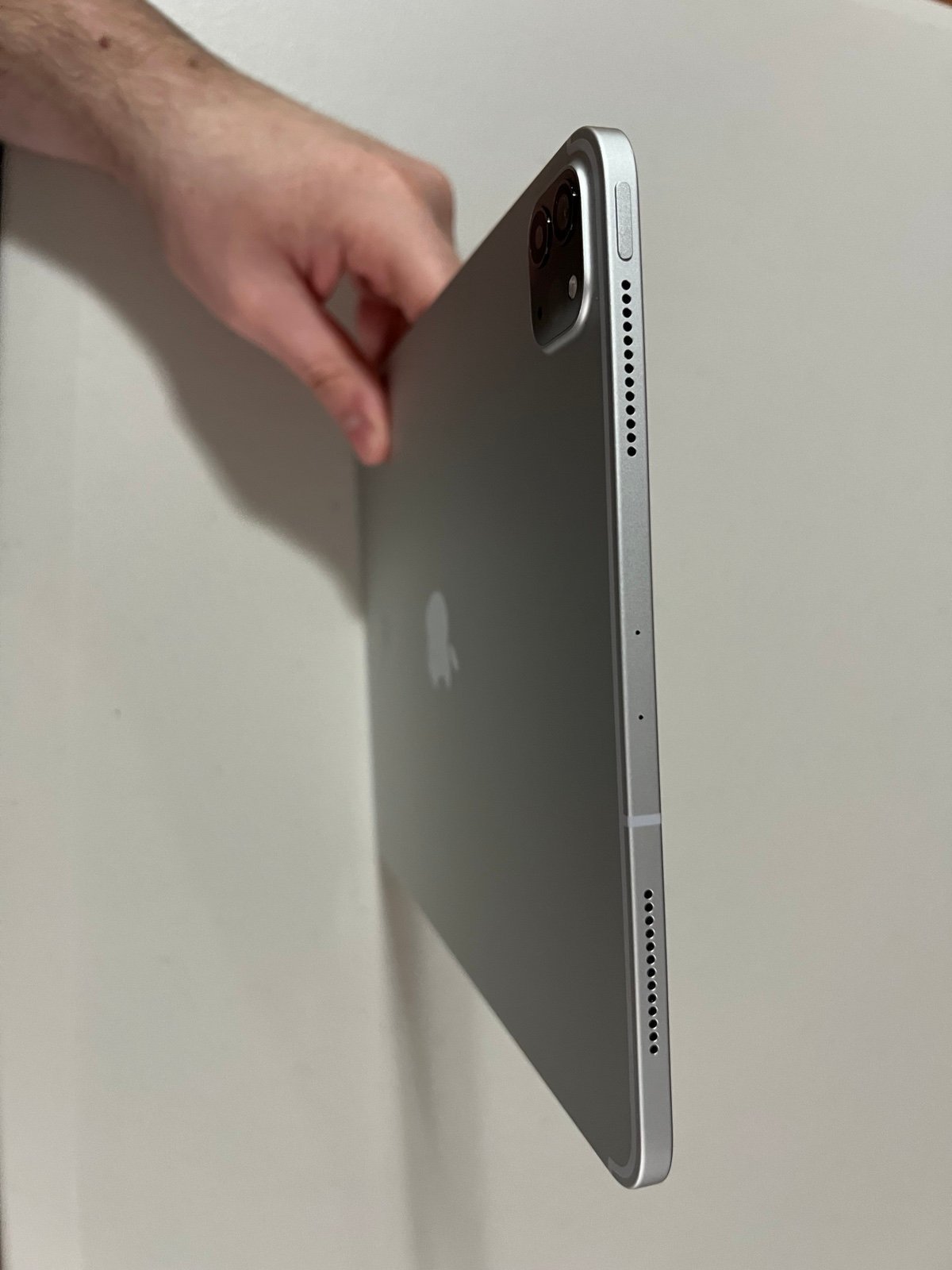 Apple iPad Pro 2nd Generation 128 GB in Silver 11-inch Celluar (Unlocked) 8J57