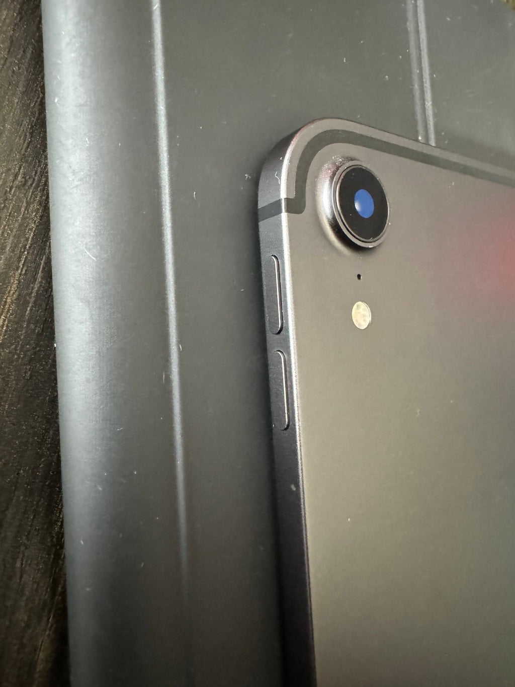 iPad Pro 3rd Generation 11�?(2018) 256gb WiFi + Cellular and Magic Trackpad Case 1V52