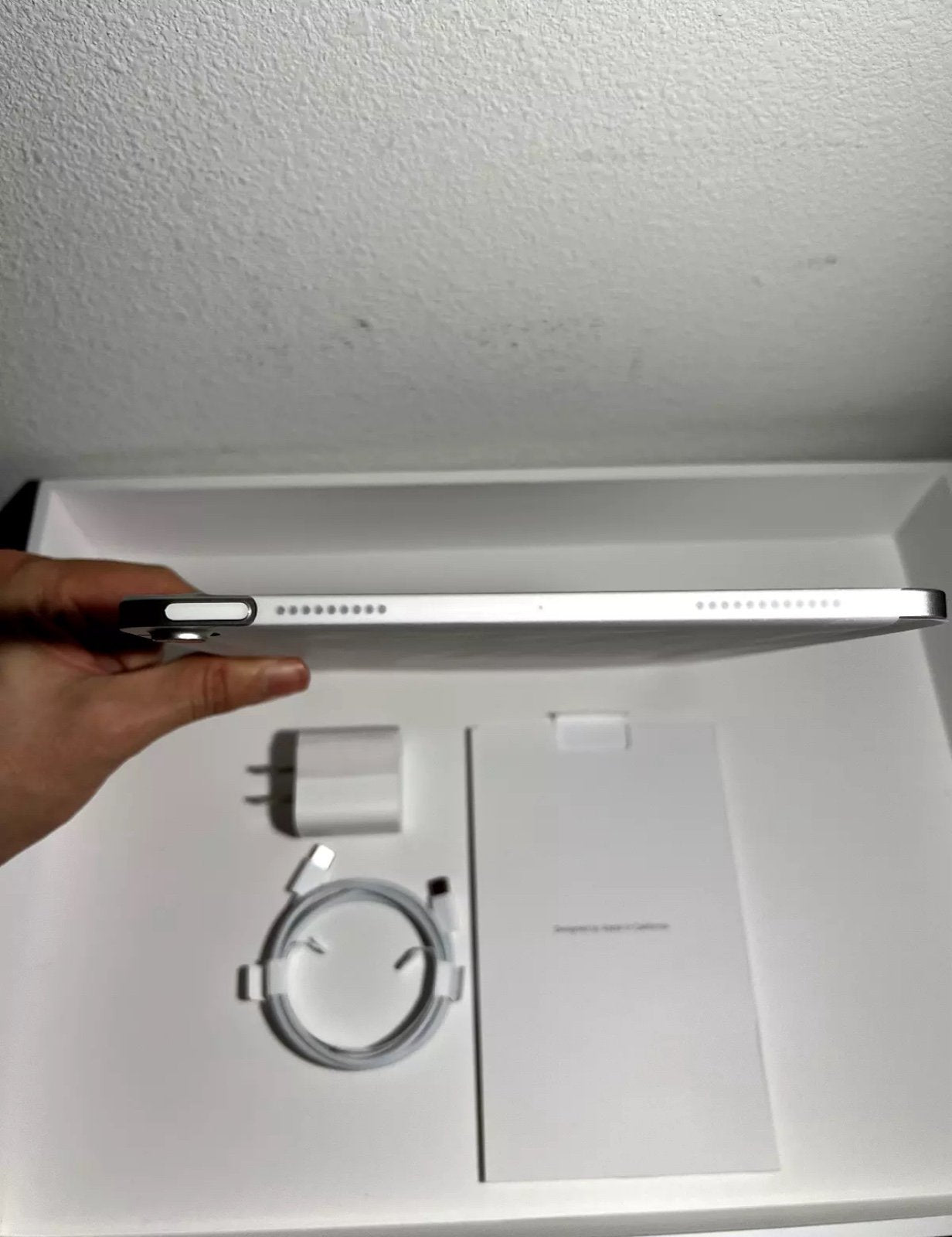 �?Apple iPad Air 5th Gen 256GB - Wi-Fi - Starlight 9Z81